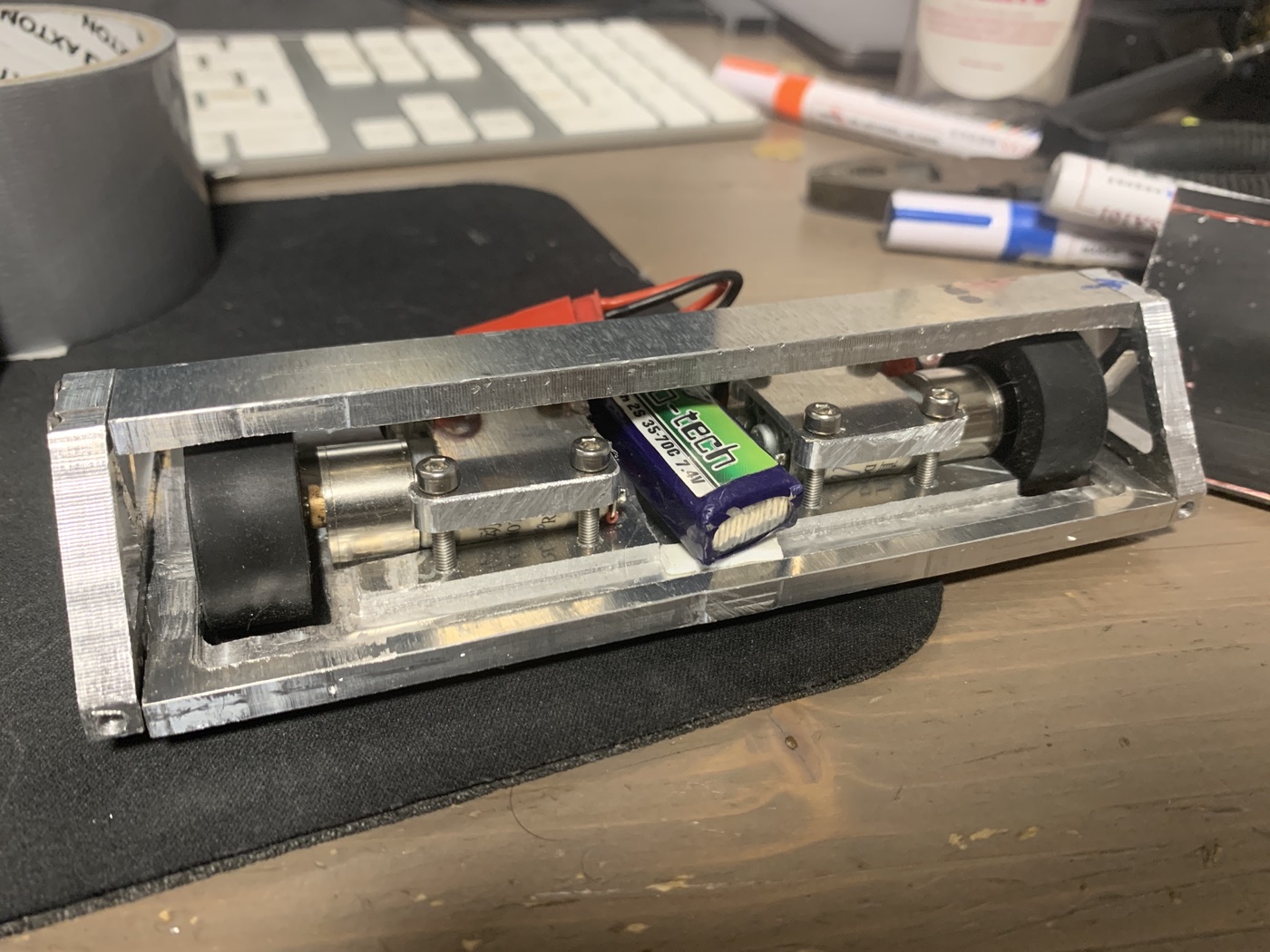 Minio por debajo: los dos motores sujetos a la base de aluminio con sus soportes fresados y la batería en el centro