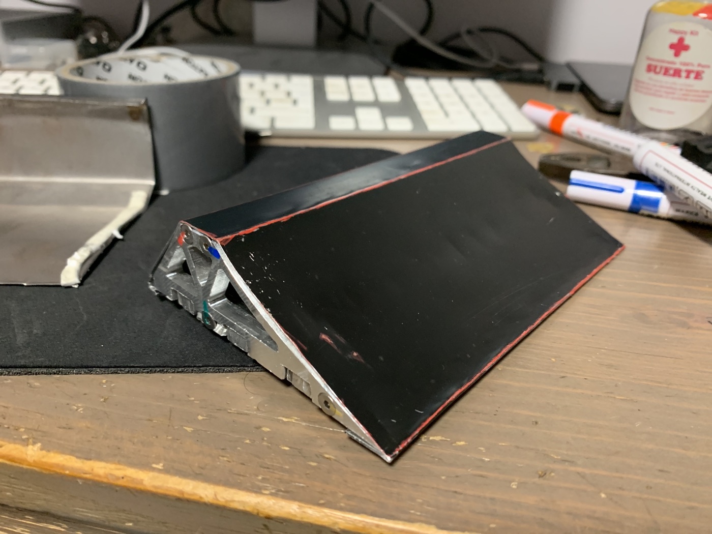 Minio terminado: una cuña negra de aluminio con los laterales fresados