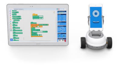 Tablet con un editor de programación por bloques junto a un robot Robobo